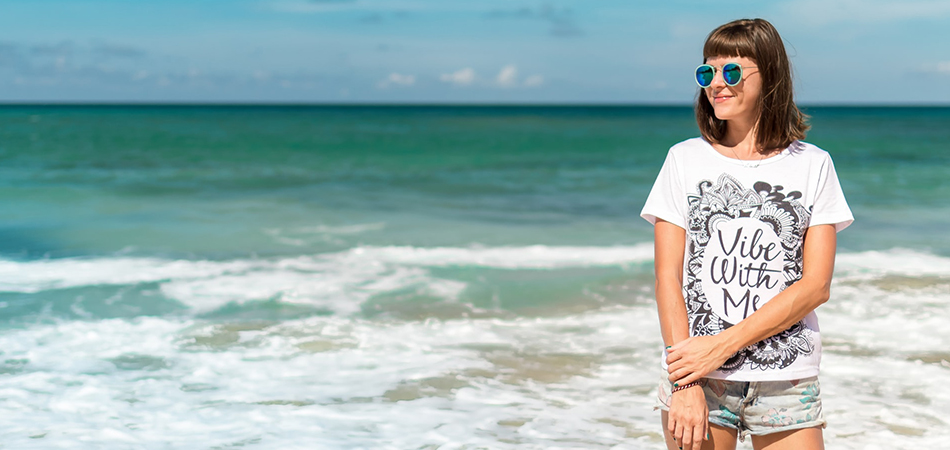 Woman by the sea | How to stop water retention
