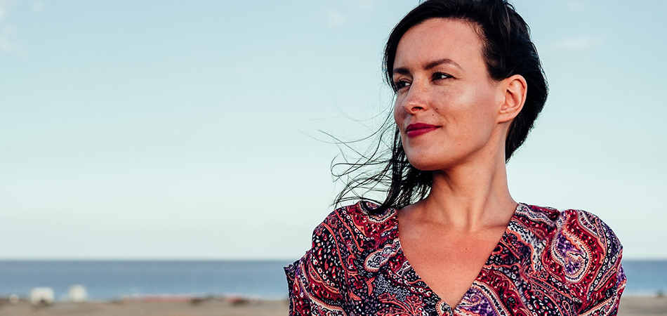 Mature woman by the sea | water retentino