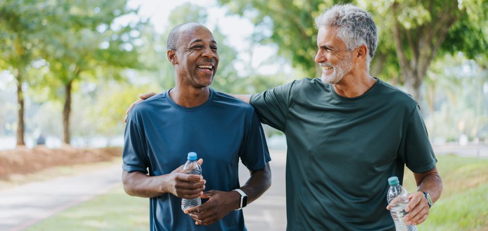Men hydrating to get rid of water retention | HRI Herbal medicine